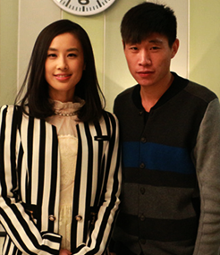 賈誼與黃圣依合影